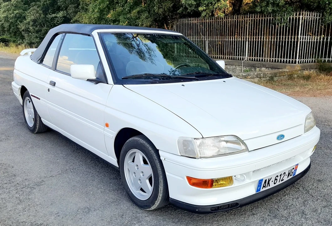 1993 Ford Escort - Image 14 of 30
