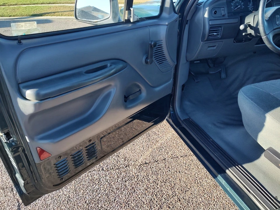 1993 Ford F-150 SVT Lightning 9th Gen - Image 7 of 12