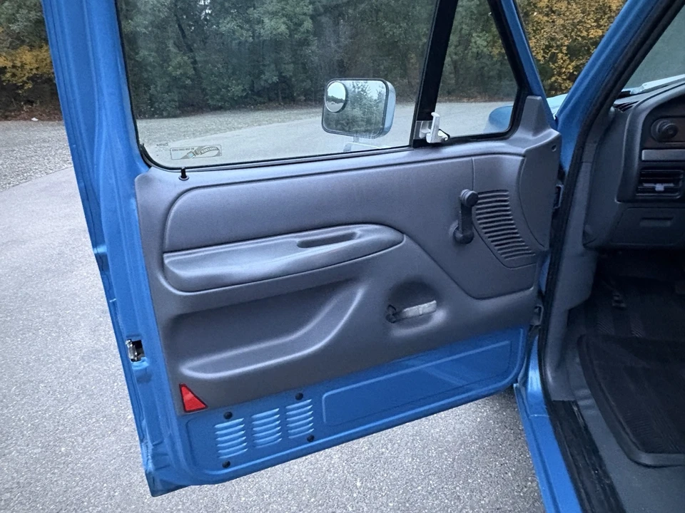 1993 Ford F-150 SVT Lightning 9th Gen - Image 6 of 10