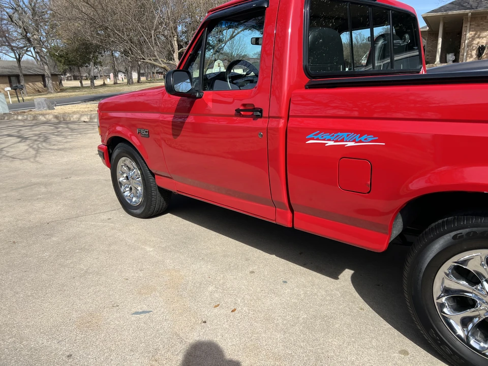 1993 Ford F-150 SVT Lightning 9th Gen - Image 28 of 31