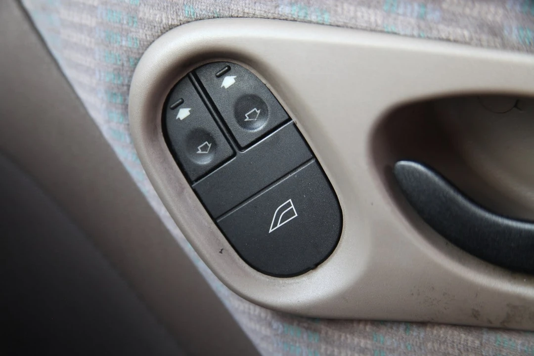 1993 Ford Contour - Image 29 of 30