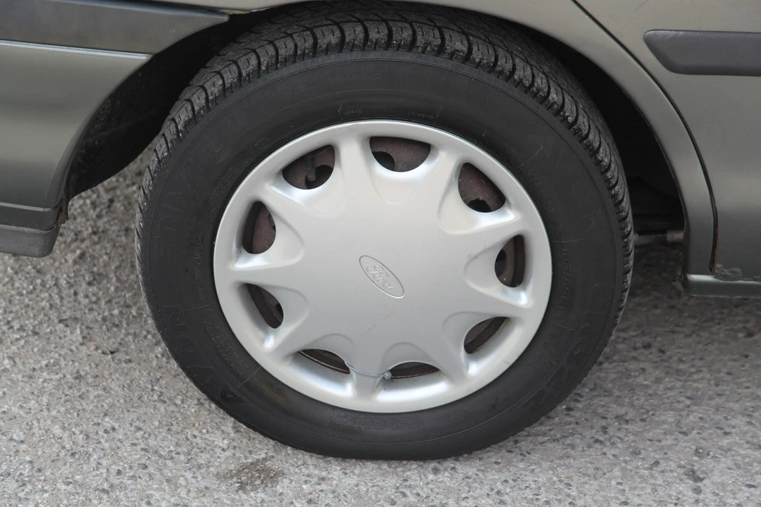 1993 Ford Contour - Image 13 of 30