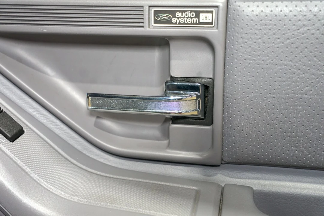 1993 Ford Thunderbird 10th Gen - Image 18 of 31