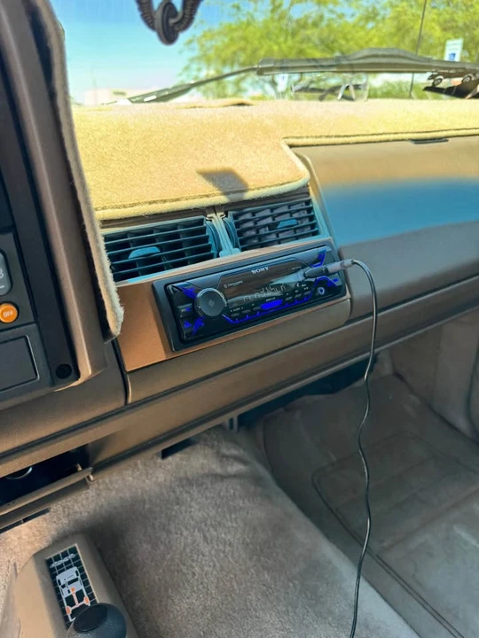 1993 GMC Suburban 8th Gen - Image 6 of 10