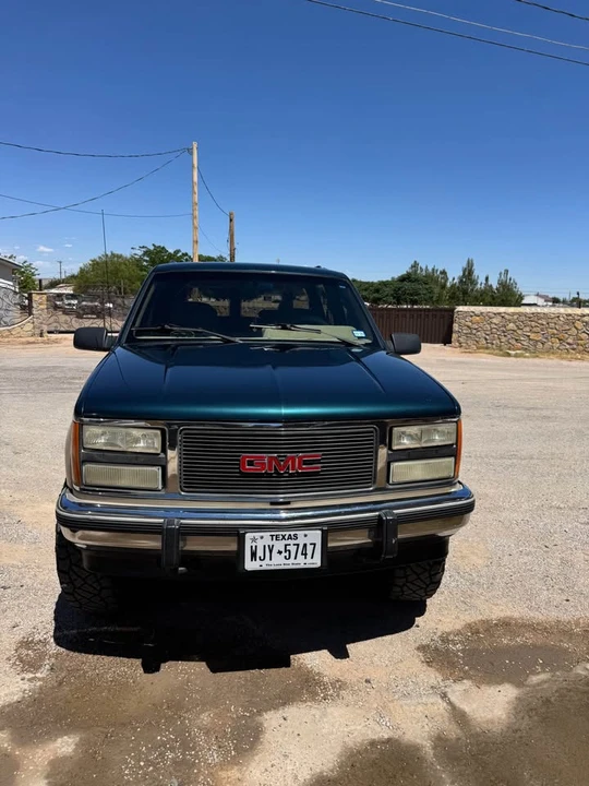 1993 GMC Suburban 8th Gen - Image 8 of 10