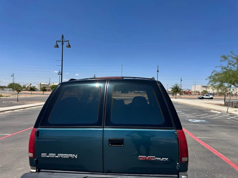 1993 GMC Suburban 8th Gen - Image 2 of 10