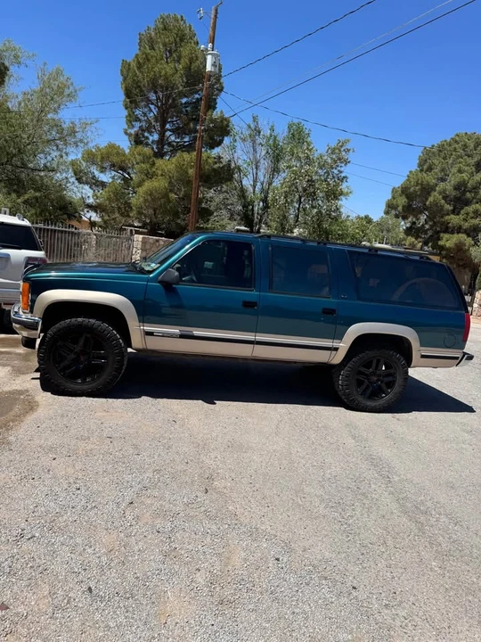 1993 GMC Suburban 8th Gen - Image 5 of 10