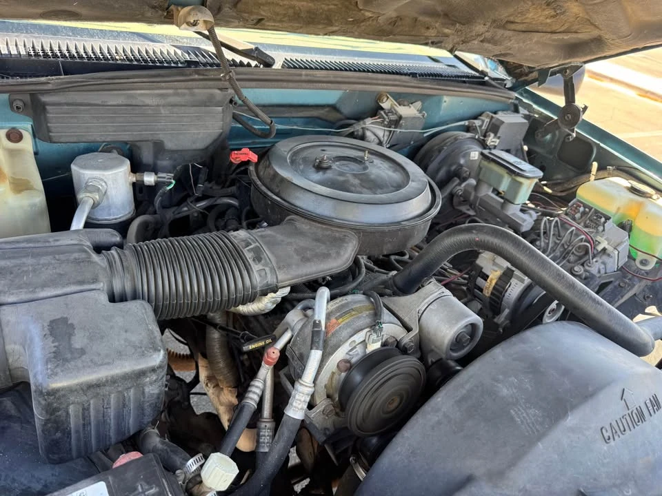 1993 GMC Suburban 8th Gen - Image 3 of 10