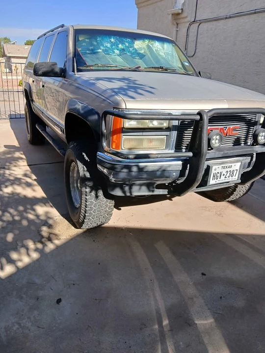 1993 GMC Suburban 8th Gen - Image 3 of 8