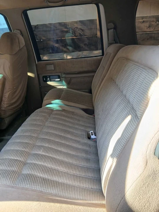 1993 GMC Suburban 8th Gen - Image 5 of 8