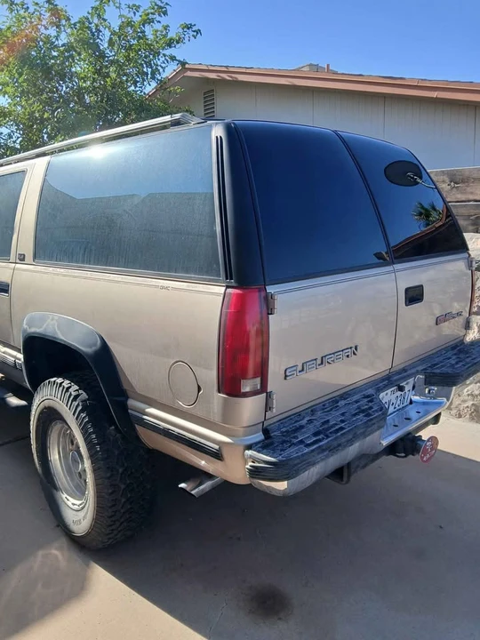 1993 GMC Suburban 8th Gen - Image 2 of 8