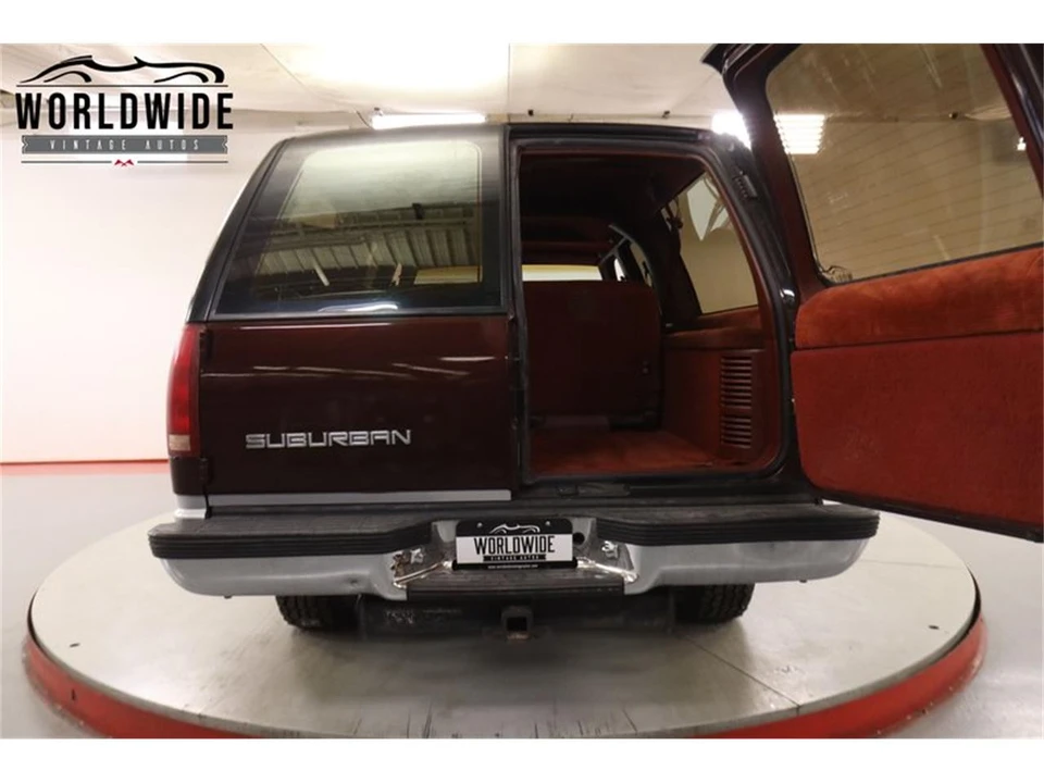1993 GMC Suburban 8th Gen - Image 19 of 31