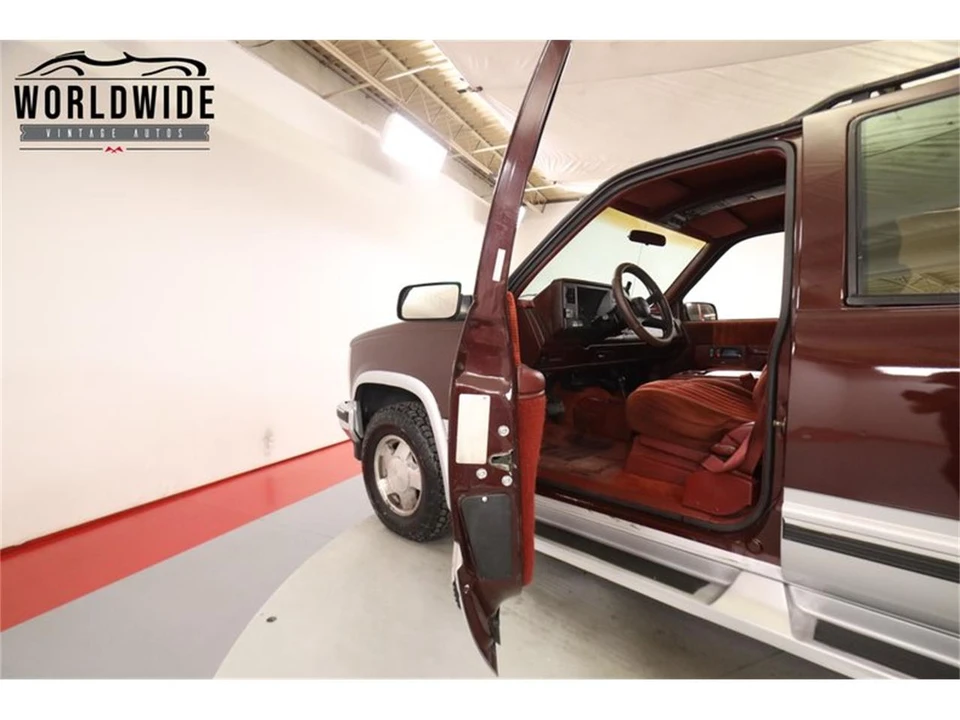 1993 GMC Suburban 8th Gen - Image 25 of 31