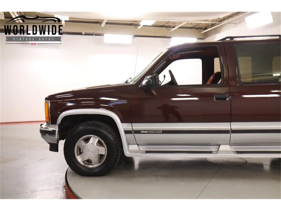 1993 GMC Suburban 8th Gen - Image 7 of 31