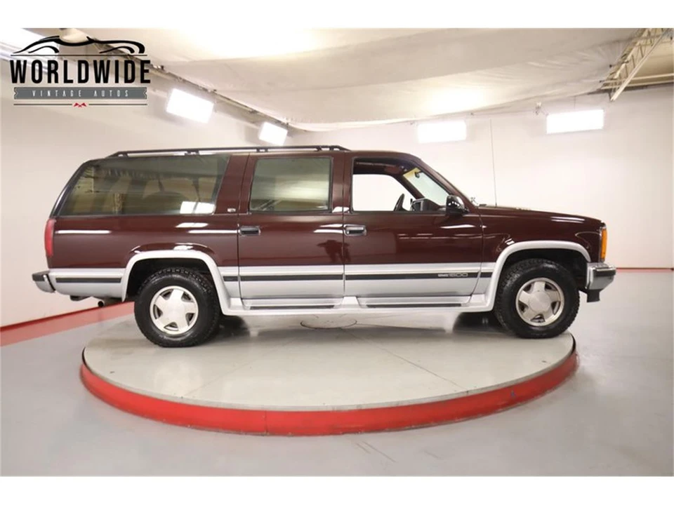 1993 GMC Suburban 8th Gen - Image 4 of 31