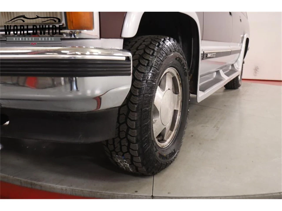 1993 GMC Suburban 8th Gen - Image 11 of 31