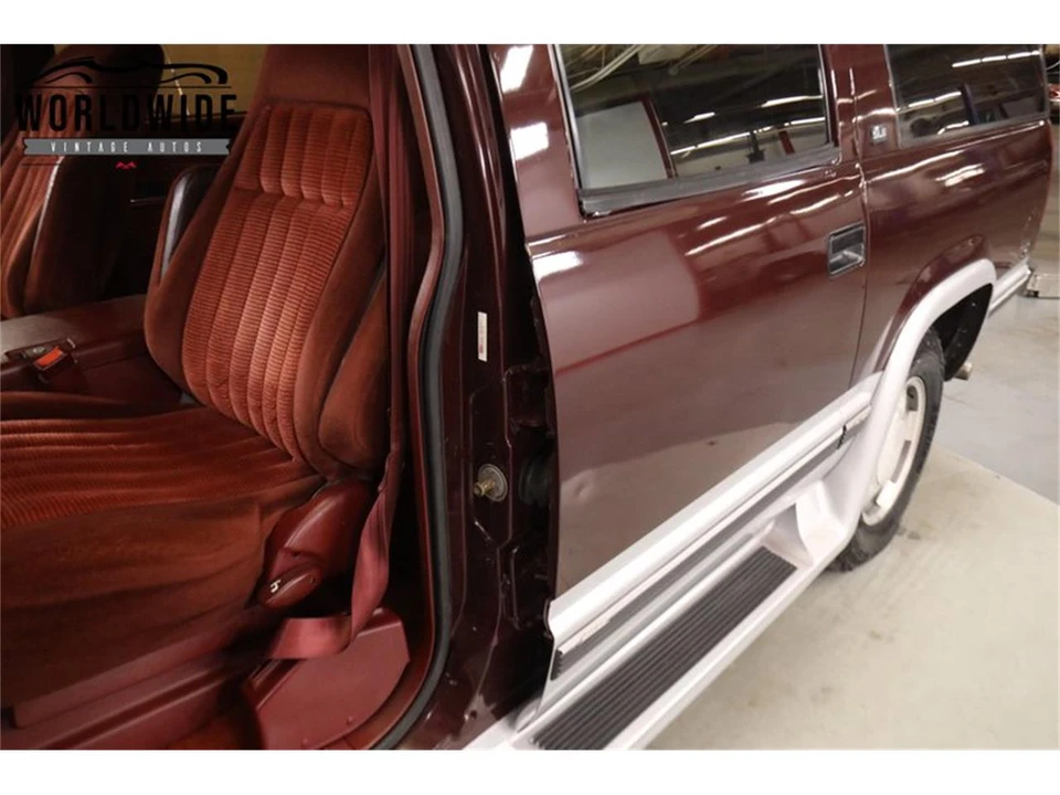 1993 GMC Suburban 8th Gen - Image 26 of 31
