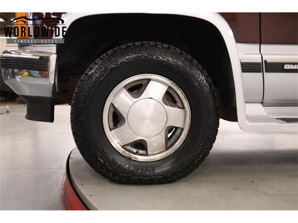 1993 GMC Suburban 8th Gen - Image 12 of 31