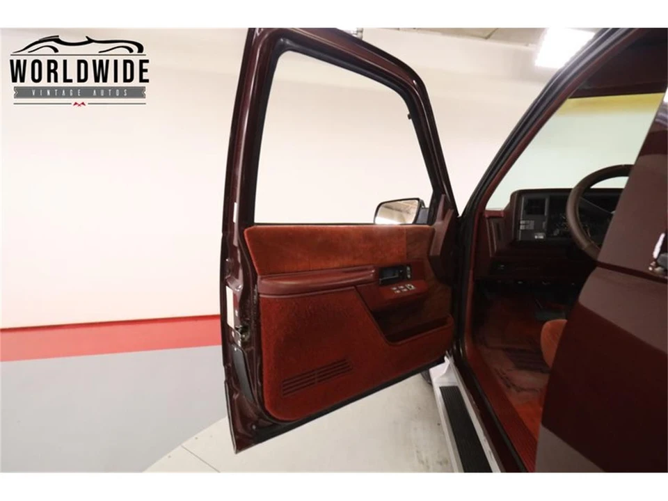 1993 GMC Suburban 8th Gen - Image 27 of 31