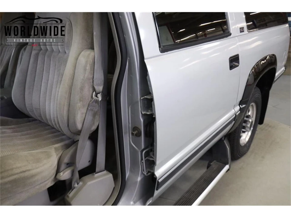1993 GMC Suburban 8th Gen - Image 25 of 31