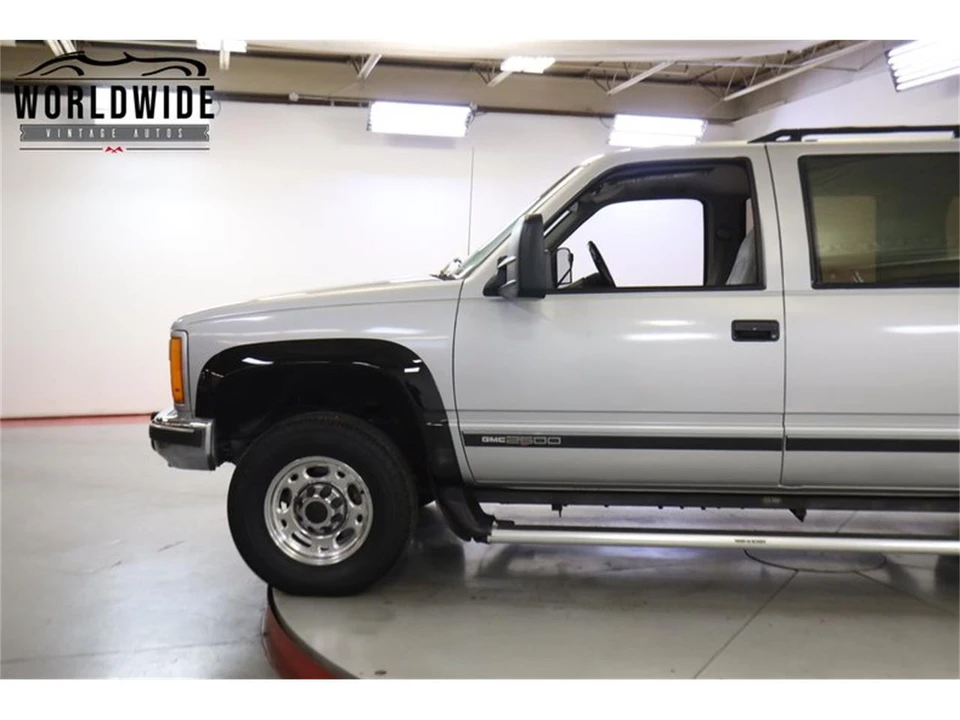 1993 GMC Suburban 8th Gen - Image 7 of 31