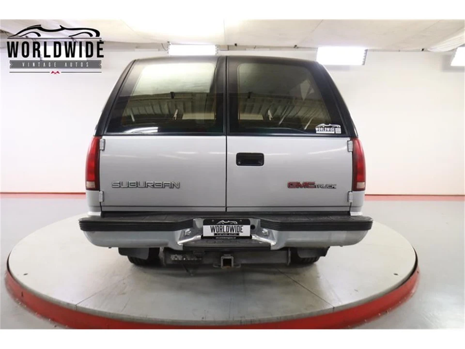 1993 GMC Suburban 8th Gen - Image 16 of 31
