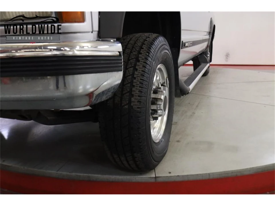 1993 GMC Suburban 8th Gen - Image 11 of 31