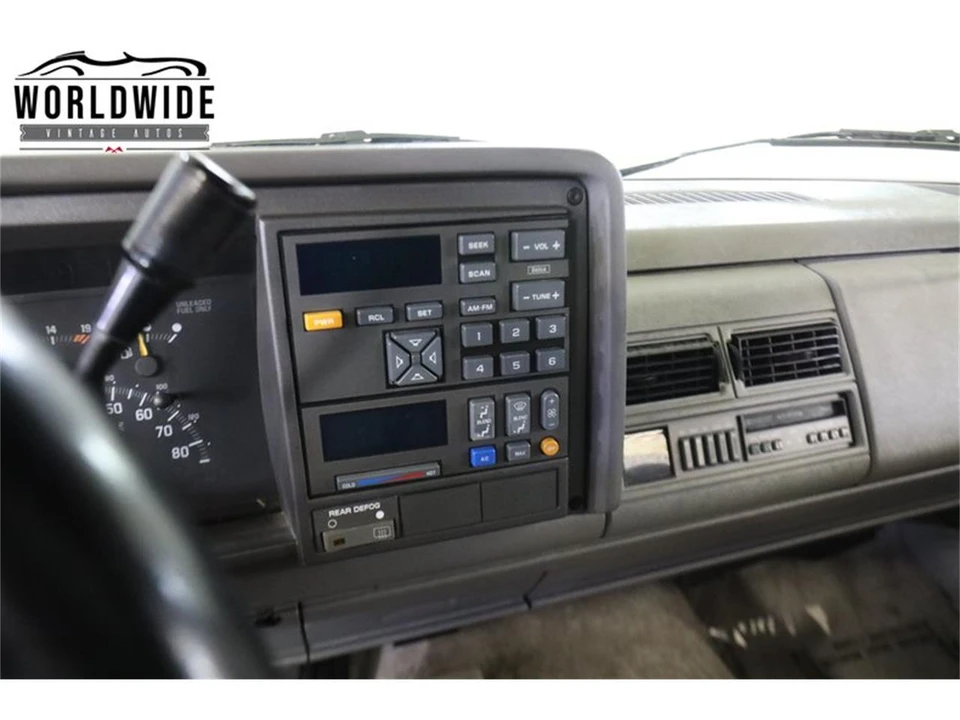 1993 GMC Suburban 8th Gen - Image 29 of 31