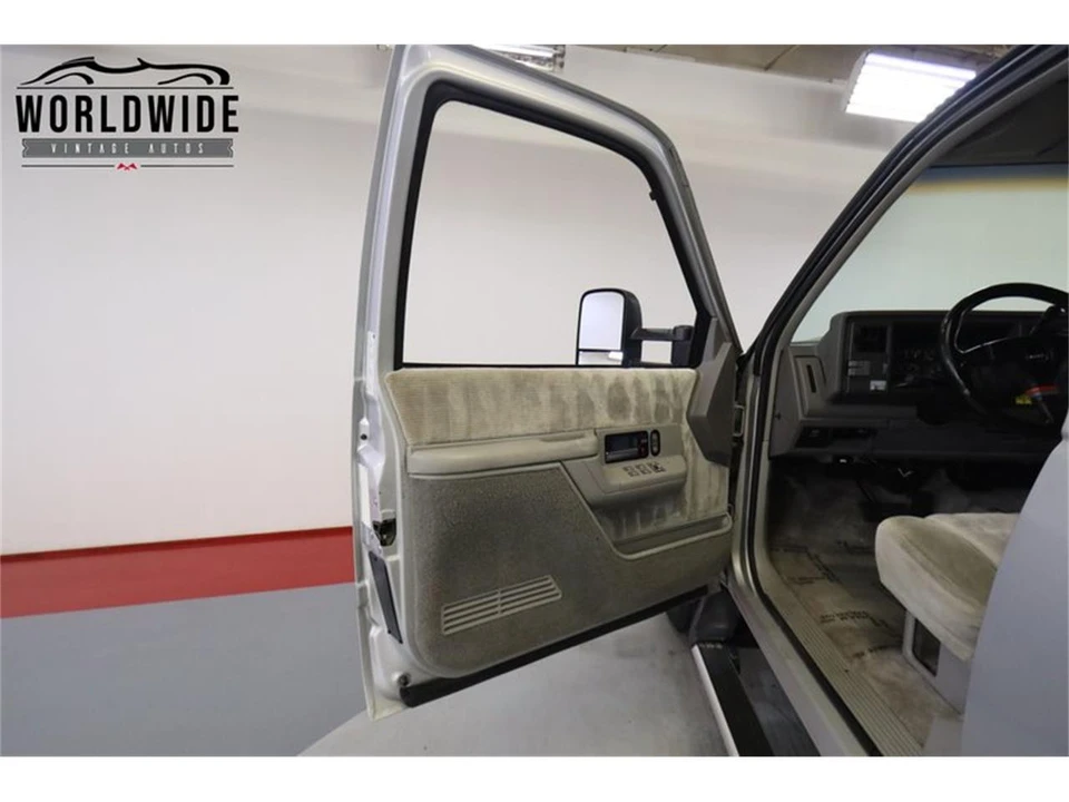 1993 GMC Suburban 8th Gen - Image 26 of 31
