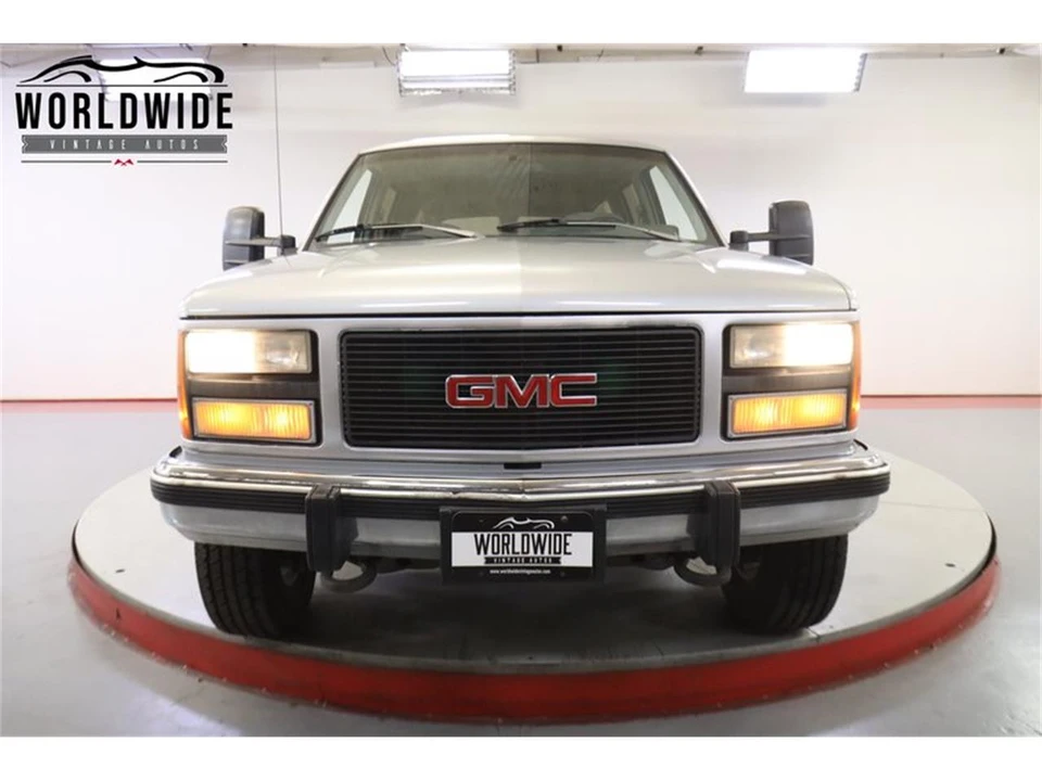 1993 GMC Suburban 8th Gen - Image 15 of 31