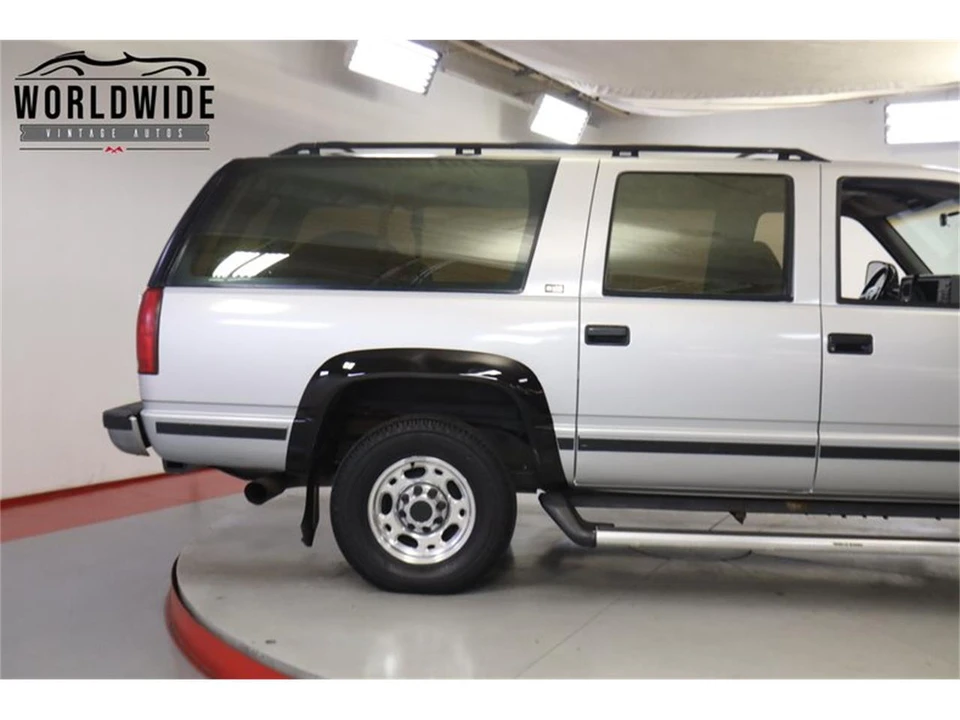 1993 GMC Suburban 8th Gen - Image 9 of 31