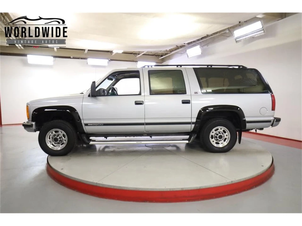 1993 GMC Suburban 8th Gen - Image 3 of 31