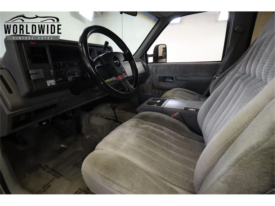1993 GMC Suburban 8th Gen - Image 27 of 31