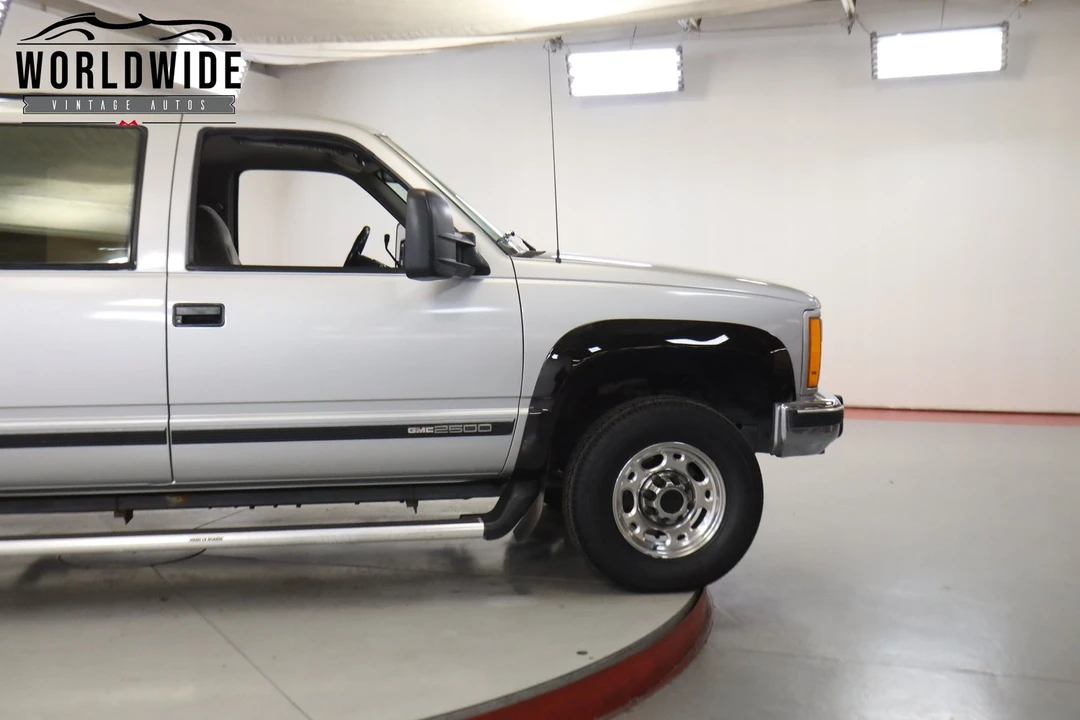 1993 GMC Suburban 8th Gen - Image 8 of 12