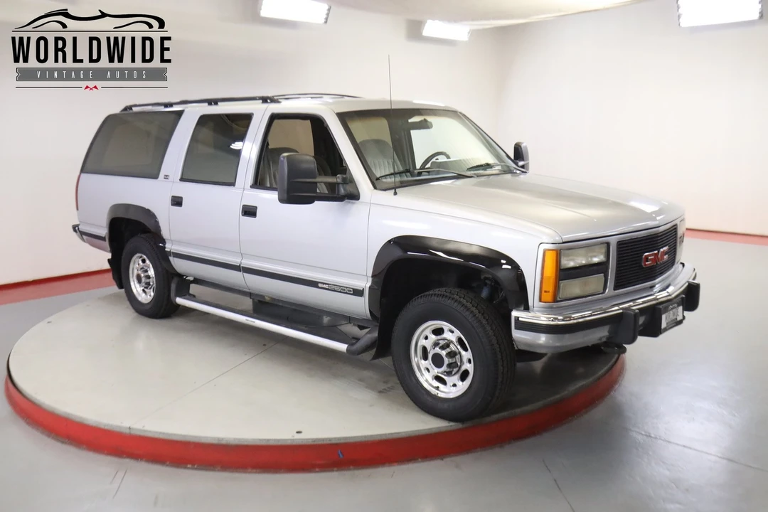 1993 GMC Suburban 8th Gen - Image 2 of 12