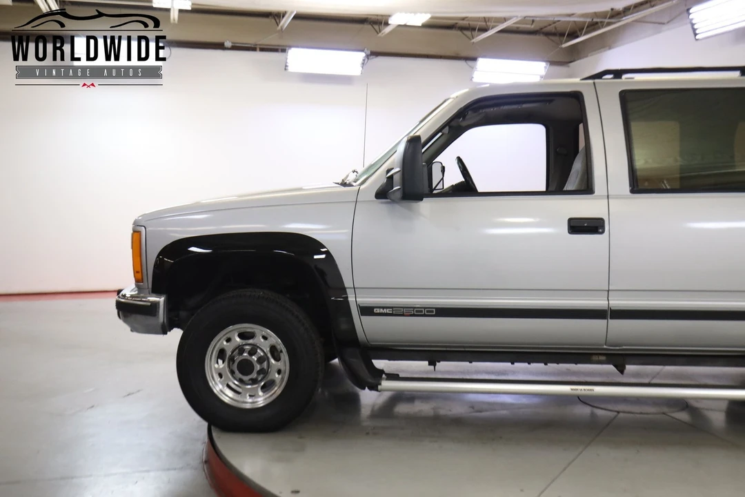 1993 GMC Suburban 8th Gen - Image 7 of 12