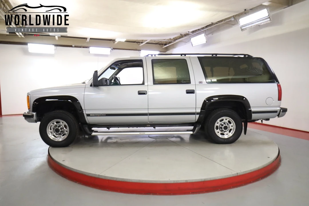 1993 GMC Suburban 8th Gen - Image 3 of 12