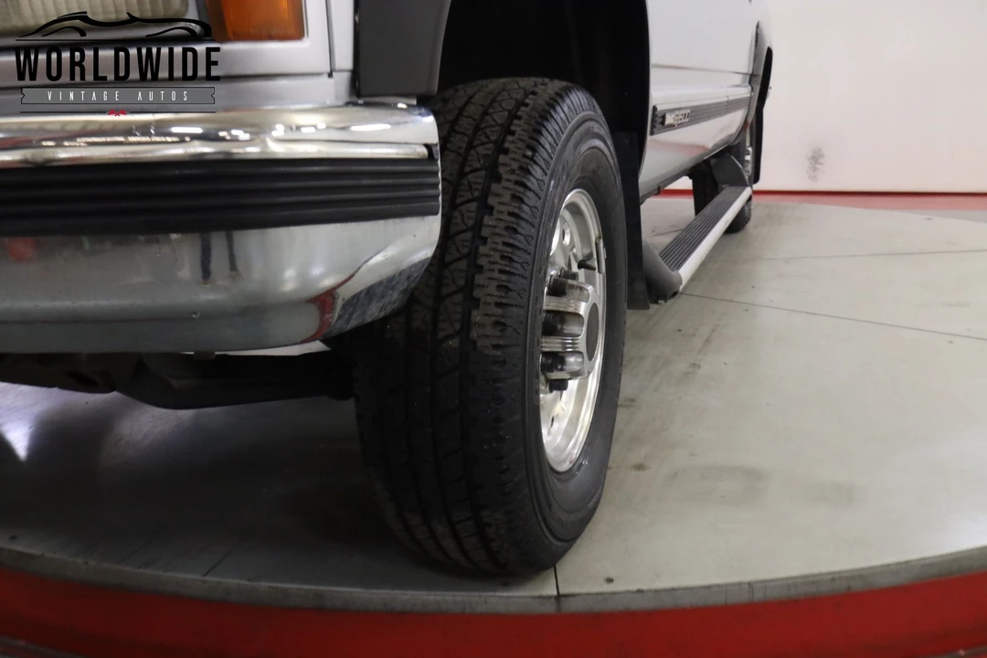 1993 GMC Suburban 8th Gen - Image 11 of 12