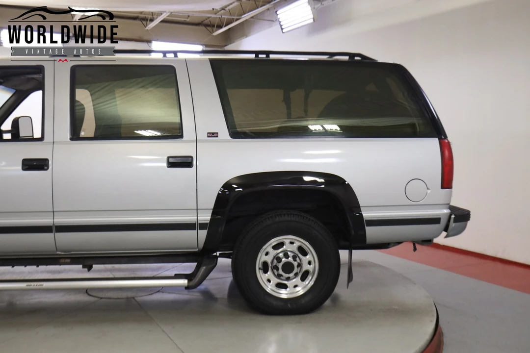 1993 GMC Suburban 8th Gen - Image 10 of 12