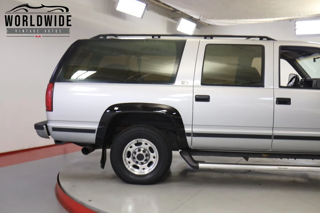 1993 GMC Suburban 8th Gen - Image 9 of 12