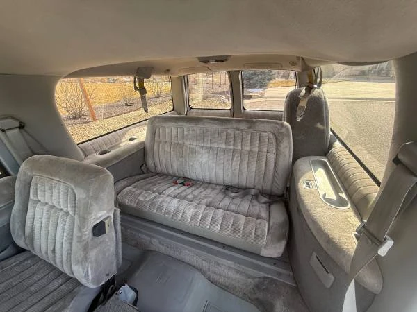 1993 GMC Suburban 7th Gen - Image 13 of 21
