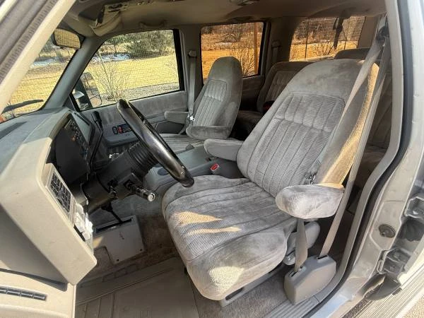 1993 GMC Suburban 7th Gen - Image 18 of 21