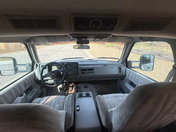 1993 GMC Suburban 7th Gen - Image 14 of 21