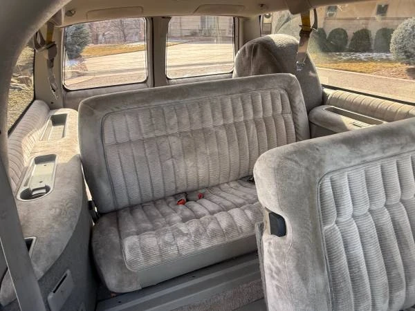 1993 GMC Suburban 7th Gen - Image 11 of 21