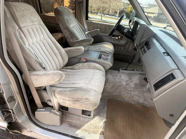 1993 GMC Suburban 7th Gen - Image 9 of 21