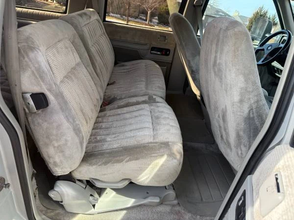 1993 GMC Suburban 7th Gen - Image 10 of 21