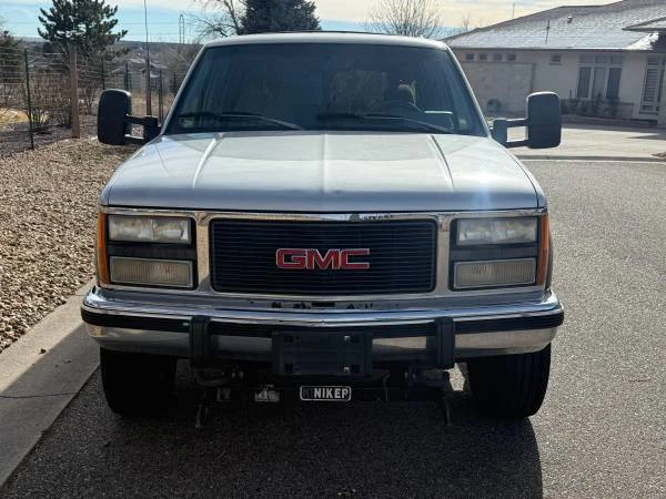1993 GMC Suburban 7th Gen - Image 2 of 21
