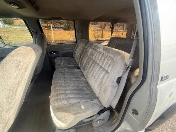 1993 GMC Suburban 7th Gen - Image 12 of 21