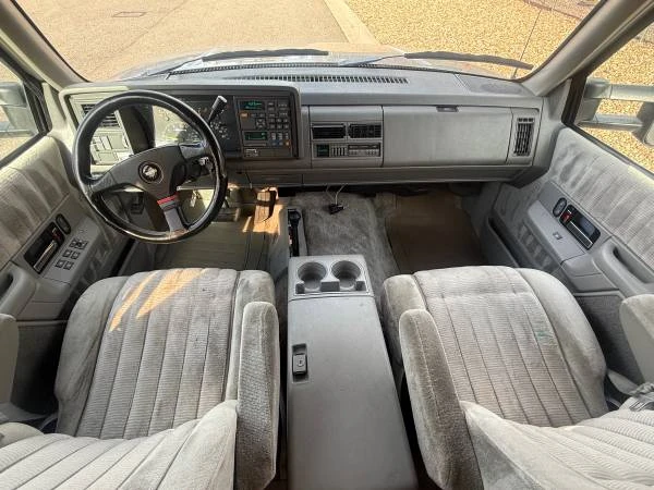 1993 GMC Suburban 7th Gen - Image 15 of 21