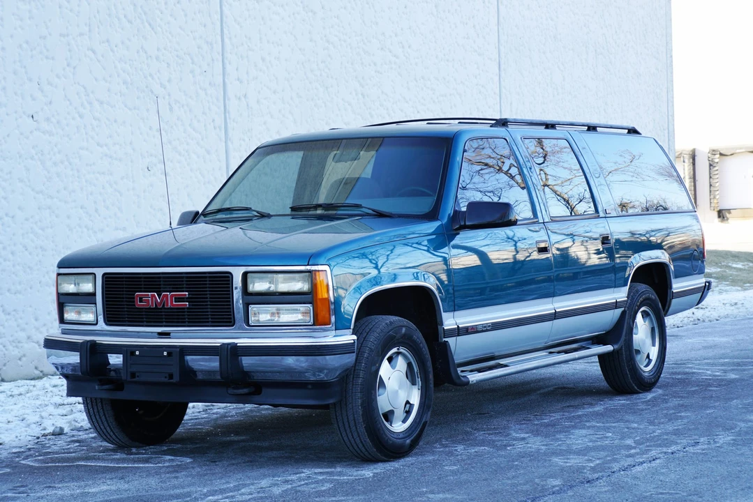1993 GMC Suburban 8th Gen - Image 3 of 31
